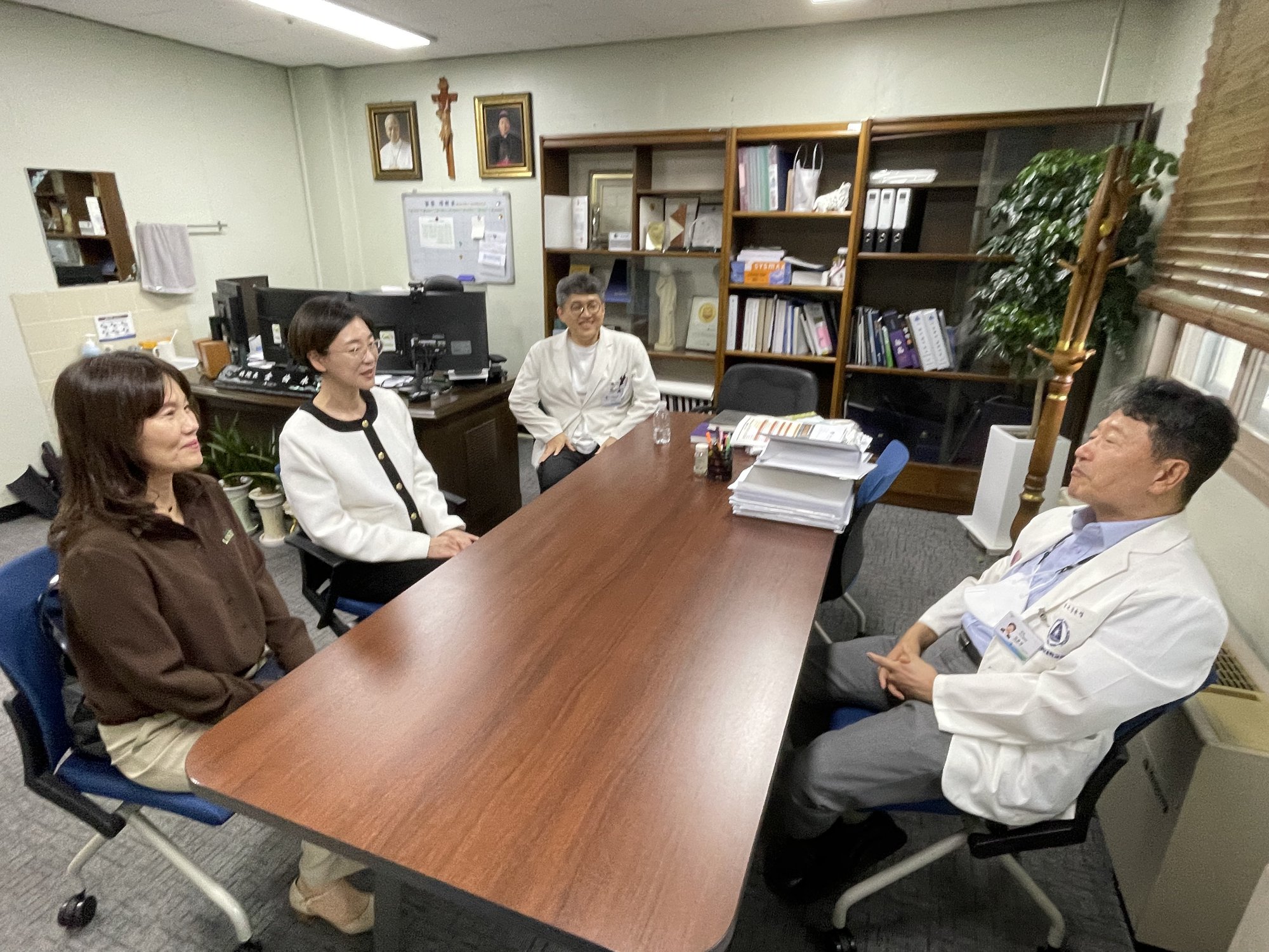 김안나교수, 김수아학과장, 김준원과장, 김윤영병원장.jpg