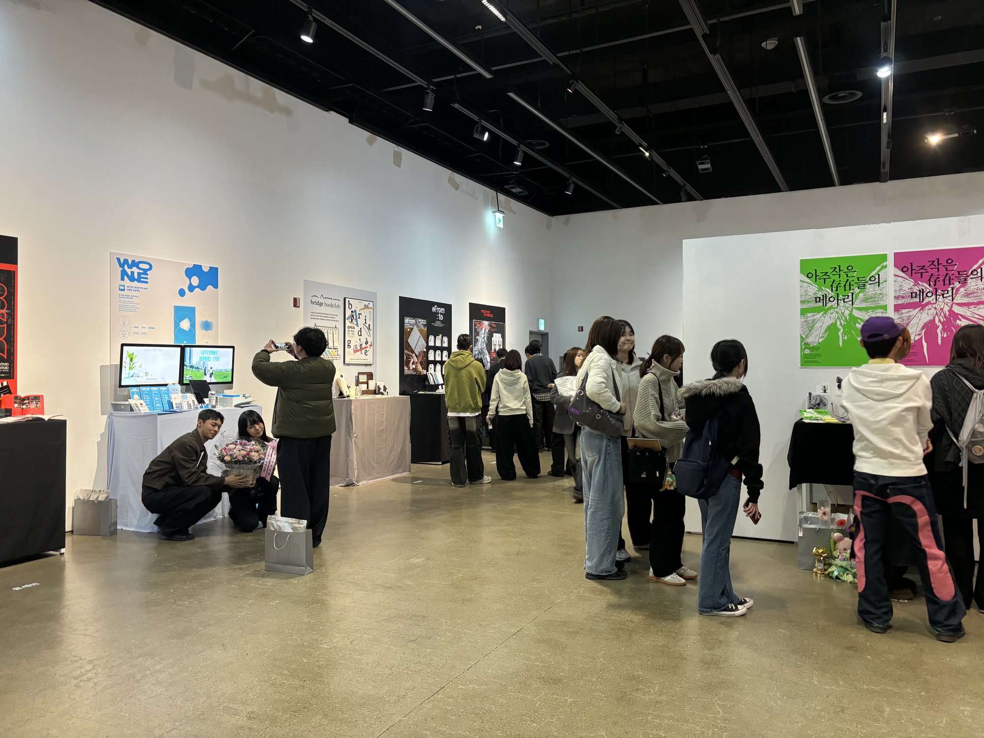 제58회 졸업전시회 내부 1.jpg