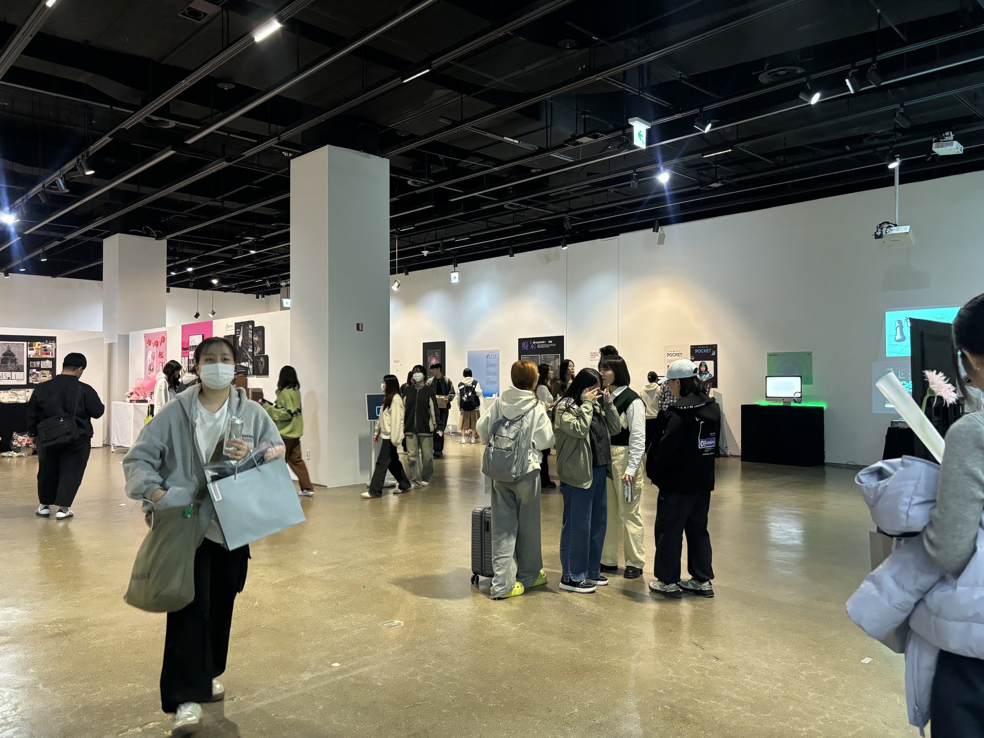 제58회 졸업전시회 내부 3.jpg