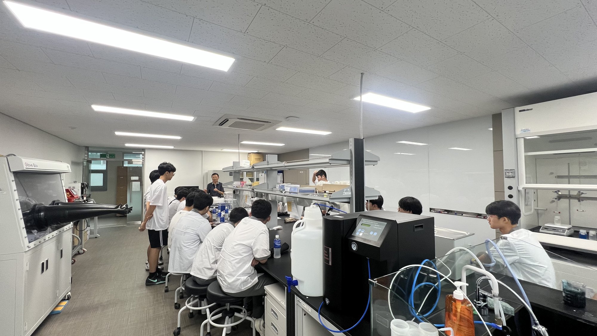2. 250716-대륜고등학교 배터리공학과_실습실 수업 (7).jpg