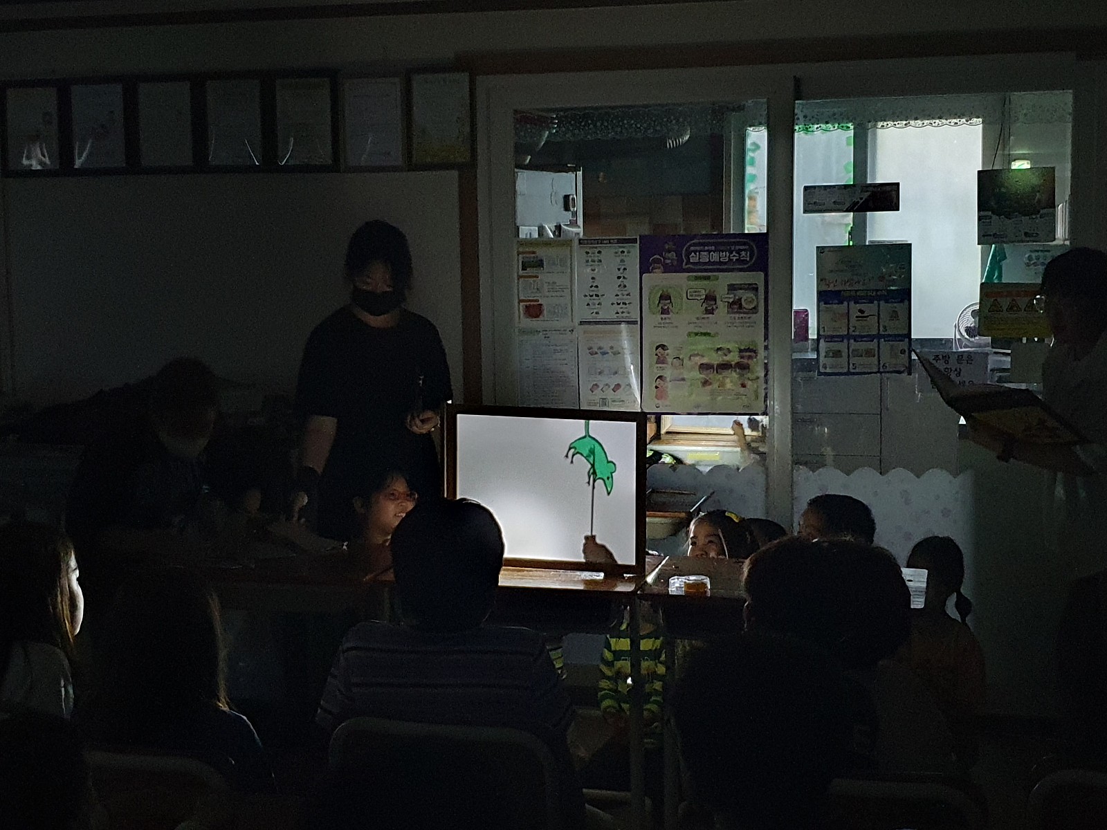 [동아리][파피루스] 2023.05.22 한사지역아동센터 그림자연극 봉사활동4.jpg