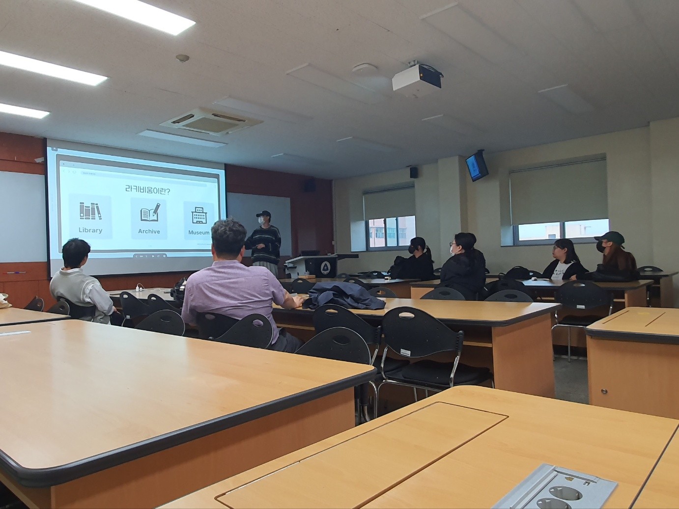 [동아리][도파라치] 2023.11.01 1차 Innovative Library Presentation2.jpg