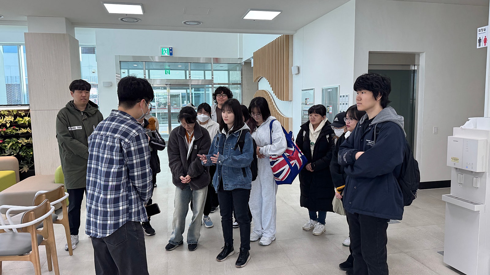 동아리도파라치2025.03.21_물빛서원_견학_(3).jpg