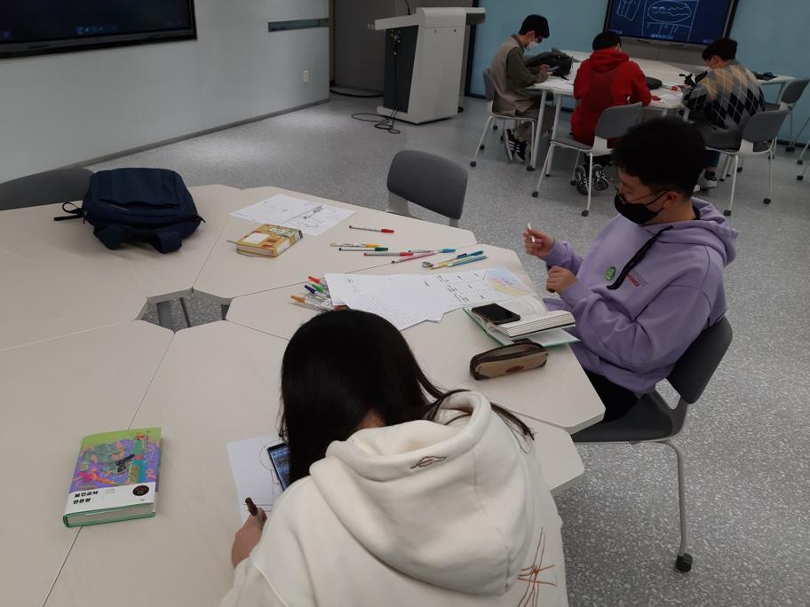 [슬기로운 독서생활] 2021.04.07 포스터 그려보기 및 판타지 조 발표 4.jpg