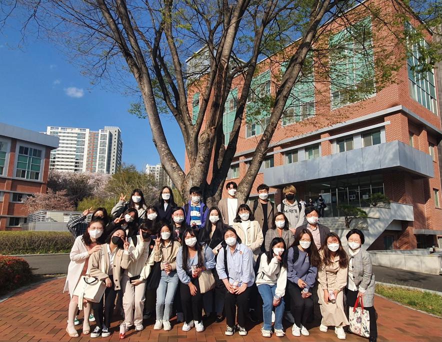 도서관학과 2학년 재학생과 교수님들의 포토 타임2.jpg