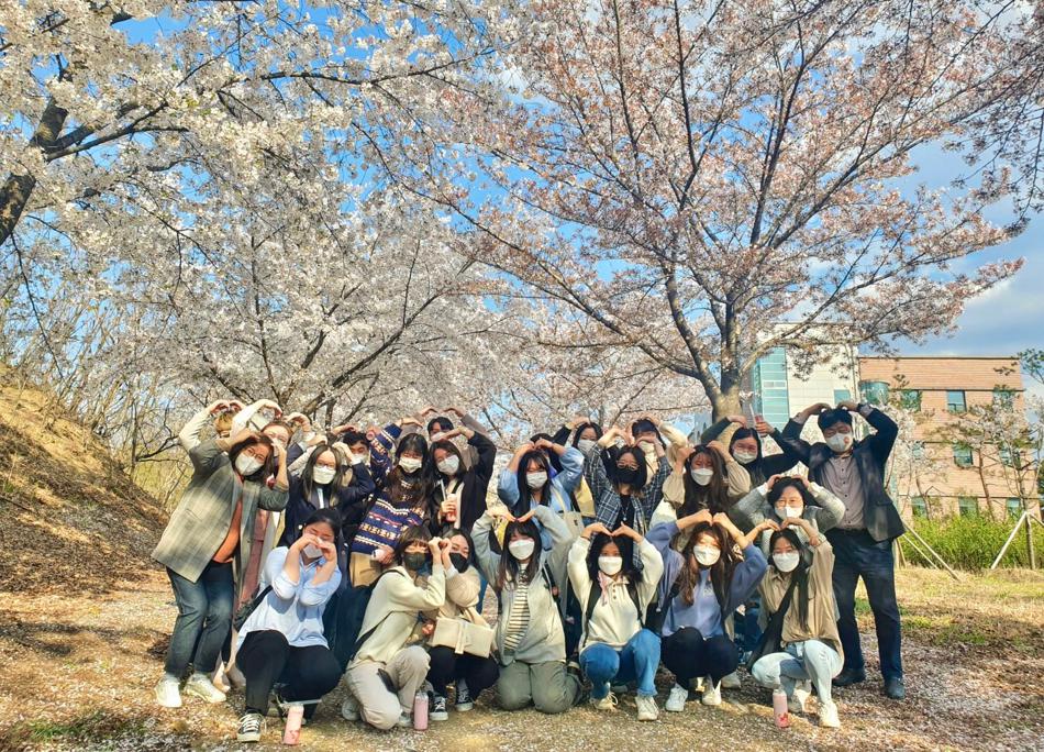도서관학과 2학년 재학생과 교수님들의 포토 타임3.jpg