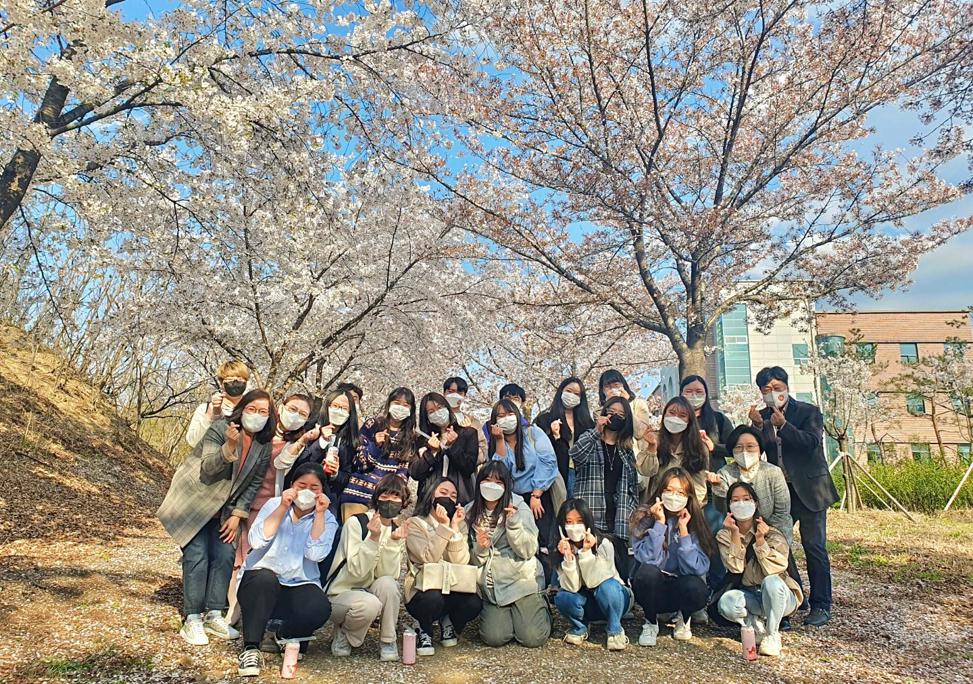 도서관학과 2학년 재학생과 교수님들의 포토 타임4.jpg