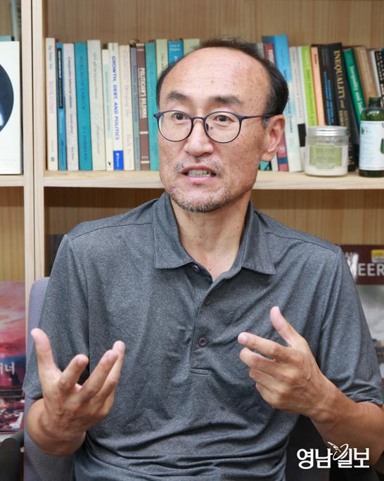 영남일보 게재사진(학과장).jpg