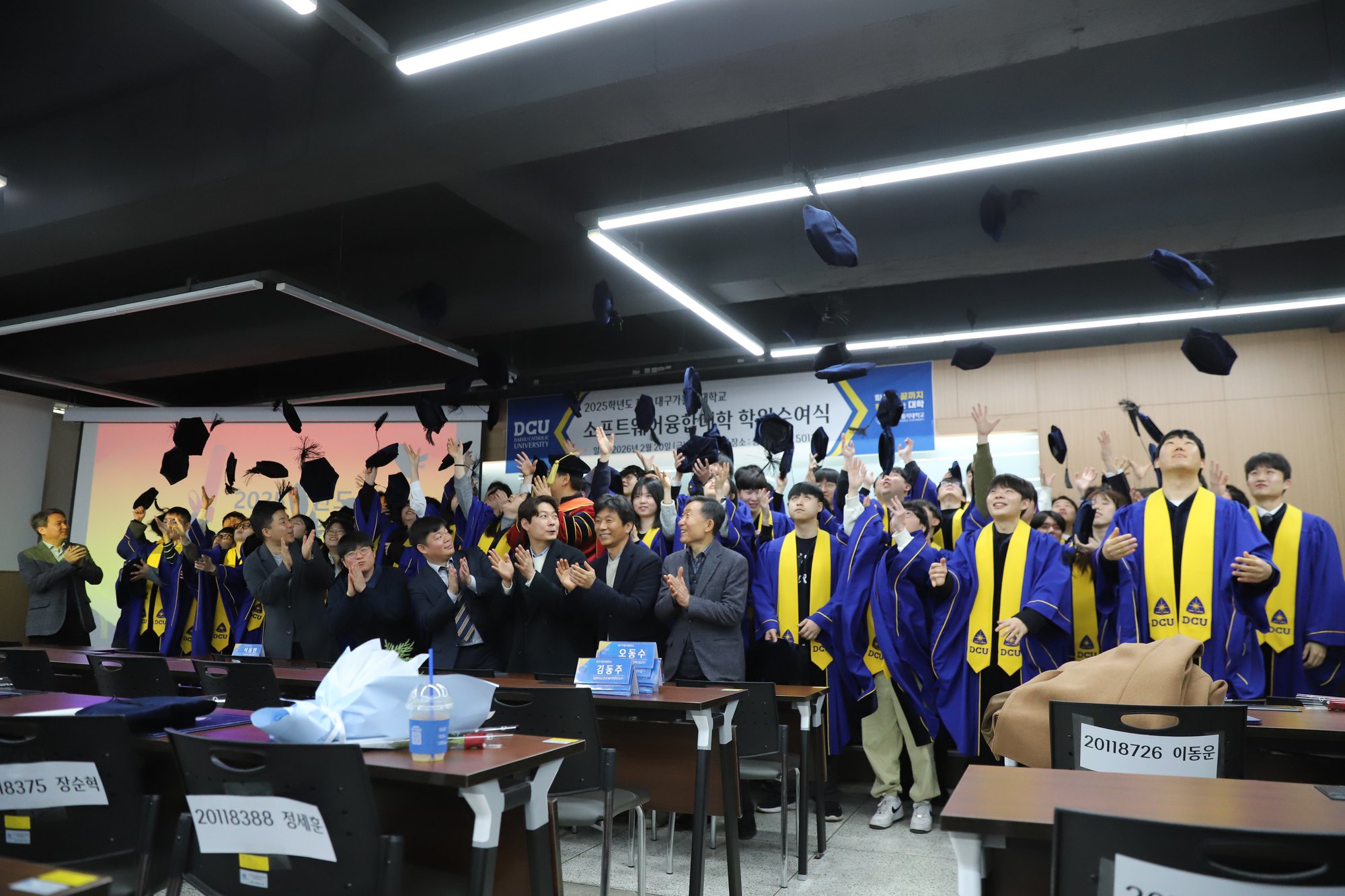 졸업식 단체사진.jpg